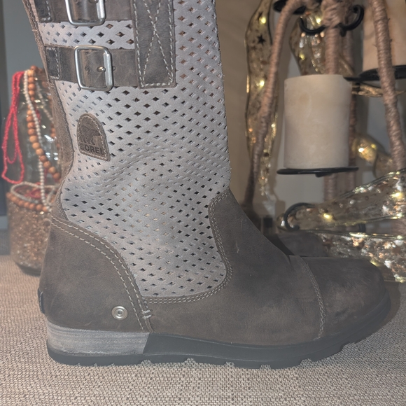 Sorel Brown and Gray Boots - Picture 4 of 14